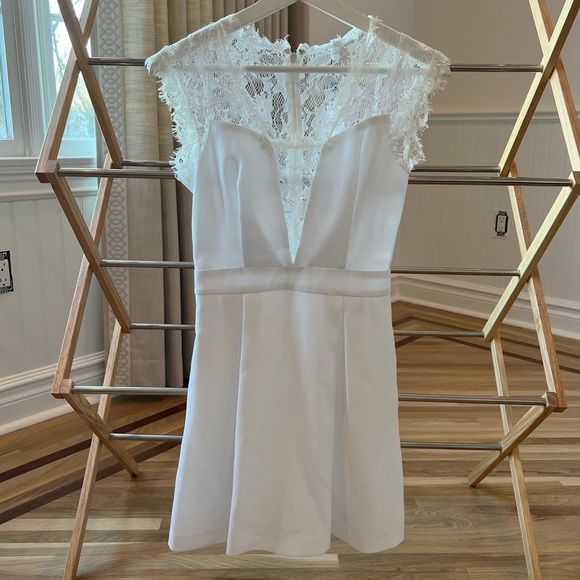 Lace white mini dress BCBG - Picture 2 of 4